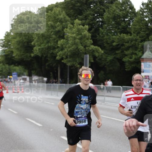 29.06.2025 - hella hamburg halbmarathon Jannik Wohlers http://msf.ph/oto/8143278 29.06.2025 10:08:14 Lombardsbrücke 1427, 3762, 6100, 6590, 9951, 9958, 10035, 10092, 11780, 11967, 12144, 14902, 14965, 16439 meine-sportfotos.de