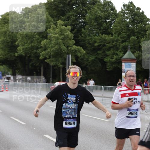 29.06.2025 - hella hamburg halbmarathon Jannik Wohlers http://msf.ph/oto/8143291 29.06.2025 10:08:14 Lombardsbrücke 1427, 3762, 6100, 6590, 9951, 9958, 10035, 10092, 11780, 11967, 12144, 14902, 14965, 16439 meine-sportfotos.de