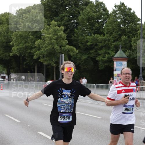 29.06.2025 - hella hamburg halbmarathon Jannik Wohlers http://msf.ph/oto/8143296 29.06.2025 10:08:14 Lombardsbrücke 1427, 3762, 6100, 6590, 9951, 9958, 10035, 10092, 11780, 11967, 12144, 14902, 14965, 16439 meine-sportfotos.de