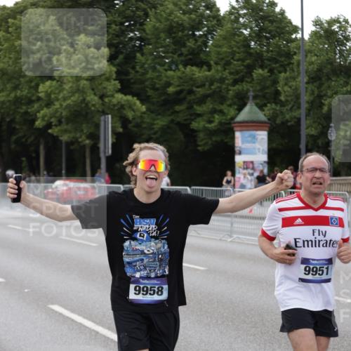 29.06.2025 - hella hamburg halbmarathon Jannik Wohlers http://msf.ph/oto/8143301 29.06.2025 10:08:14 Lombardsbrücke 1427, 3762, 6100, 6590, 9951, 9958, 10035, 10092, 11780, 11967, 12144, 14902, 14965, 16439 meine-sportfotos.de