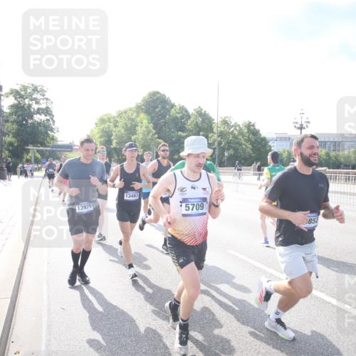 29.06.2025 - hella hamburg halbmarathon Jannik Wohlers http://msf.ph/oto/8143335 29.06.2025 09:48:06 Lombardsbrücke 1290, 1505, 1710, 2399, 3480, 4359, 5554, 5709, 7152, 7154, 7884, 9403, 10404, 10793, 10852, 12051, 12488, 12916, 13483, 13975, 15931, 15959, 17005, 17022, 17643, 17658, 18038, 18220, 18237, 18733, 18802, 19151 meine-sportfotos.de