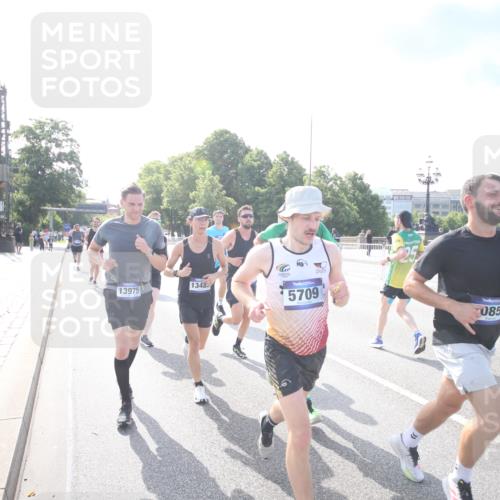 29.06.2025 - hella hamburg halbmarathon Jannik Wohlers http://msf.ph/oto/8143341 29.06.2025 09:48:06 Lombardsbrücke 1290, 1505, 1710, 2399, 3480, 4359, 5554, 5709, 7152, 7154, 7884, 9403, 10404, 10793, 10852, 12051, 12488, 12916, 13483, 13975, 15931, 15959, 17005, 17022, 17643, 17658, 18038, 18220, 18237, 18733, 18802, 19151 meine-sportfotos.de