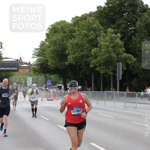 29.06.2025 - hella hamburg halbmarathon Jannik Wohlers http://msf.ph/oto/8143354 29.06.2025 10:08:18 Lombardsbrücke 1427, 3762, 5347, 6100, 9951, 9958, 10035, 10092, 11657, 11967, 12144, 13174, 15584 meine-sportfotos.de