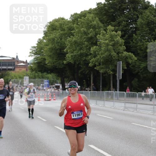 29.06.2025 - hella hamburg halbmarathon Jannik Wohlers http://msf.ph/oto/8143360 29.06.2025 10:08:18 Lombardsbrücke 1427, 3762, 5347, 6100, 9951, 9958, 10035, 10092, 11657, 11967, 12144, 13174, 15584 meine-sportfotos.de