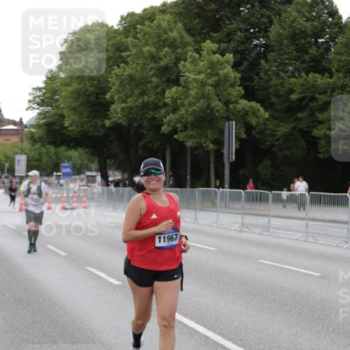 29.06.2025 - hella hamburg halbmarathon Jannik Wohlers http://msf.ph/oto/8143381 29.06.2025 10:08:18 Lombardsbrücke 1427, 3762, 5347, 6100, 9951, 9958, 10035, 10092, 11657, 11967, 12144, 13174, 15584 meine-sportfotos.de
