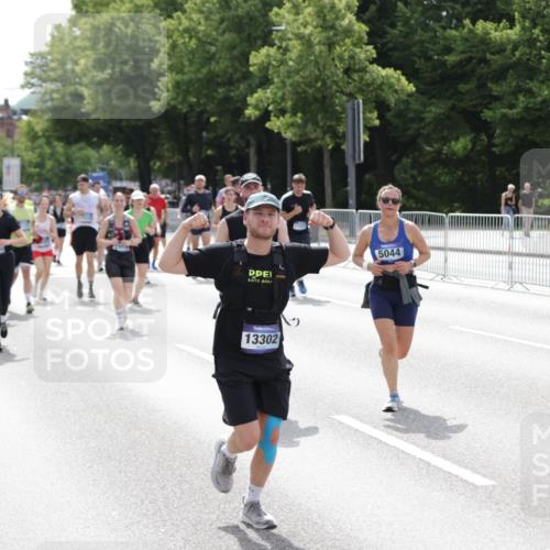 29.06.2025 - hella hamburg halbmarathon Jannik Wohlers http://msf.ph/oto/8143389 29.06.2025 10:45:19 Lombardsbrücke 1033, 1060, 1085, 1100, 1104, 1421, 1426, 1555, 1854, 1983, 2008, 2522, 2550, 2657, 2664, 2917, 2965, 2973, 4104, 4224, 4317, 4388, 5044, 5635, 6133, 6623, 7268, 7356, 8745, 10327, 10329, 10367, 10511, 10875, 11160, 11253, 11332, 11640, 11660, 12009, 13302, 13791, 14445, 16415, 17054, 17334, 17373, 17597, 17928, 18003, 18250, 18264, 19039 meine-sportfotos.de