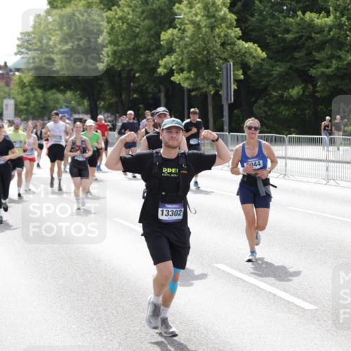 29.06.2025 - hella hamburg halbmarathon Jannik Wohlers http://msf.ph/oto/8143392 29.06.2025 10:45:19 Lombardsbrücke 1033, 1060, 1085, 1100, 1104, 1421, 1426, 1555, 1854, 1983, 2008, 2522, 2550, 2657, 2664, 2917, 2965, 2973, 4104, 4224, 4317, 4388, 5044, 5635, 6133, 6623, 7268, 7356, 8745, 10327, 10329, 10367, 10511, 10875, 11160, 11253, 11332, 11640, 11660, 12009, 13302, 13791, 14445, 16415, 17054, 17334, 17373, 17597, 17928, 18003, 18250, 18264, 19039 meine-sportfotos.de
