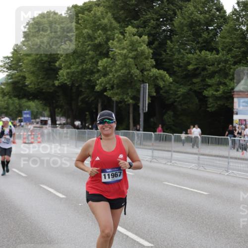 29.06.2025 - hella hamburg halbmarathon Jannik Wohlers http://msf.ph/oto/8143400 29.06.2025 10:08:18 Lombardsbrücke 1427, 3762, 5347, 6100, 9951, 9958, 10035, 10092, 11657, 11967, 12144, 13174, 15584 meine-sportfotos.de