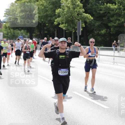 29.06.2025 - hella hamburg halbmarathon Jannik Wohlers http://msf.ph/oto/8143407 29.06.2025 10:45:19 Lombardsbrücke 1033, 1060, 1085, 1100, 1104, 1421, 1426, 1555, 1854, 1983, 2008, 2522, 2550, 2657, 2664, 2917, 2965, 2973, 4104, 4224, 4317, 4388, 5044, 5635, 6133, 6623, 7268, 7356, 8745, 10327, 10329, 10367, 10511, 10875, 11160, 11253, 11332, 11640, 11660, 12009, 13302, 13791, 14445, 16415, 17054, 17334, 17373, 17597, 17928, 18003, 18250, 18264, 19039 meine-sportfotos.de
