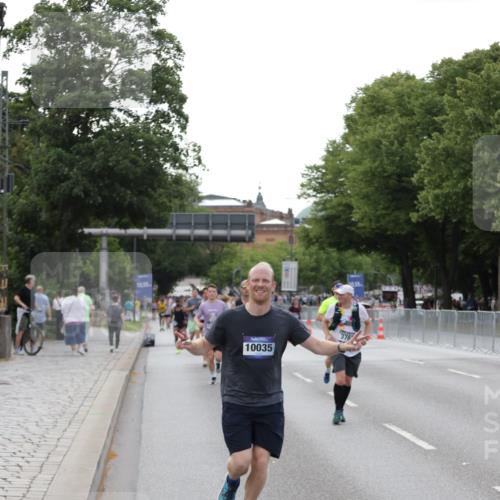 29.06.2025 - hella hamburg halbmarathon Jannik Wohlers http://msf.ph/oto/8143420 29.06.2025 10:08:19 Lombardsbrücke 1427, 3762, 5347, 6100, 9951, 9958, 10035, 10092, 11657, 11967, 12144, 13174, 15584 meine-sportfotos.de