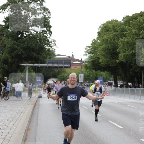 29.06.2025 - hella hamburg halbmarathon Jannik Wohlers http://msf.ph/oto/8143425 29.06.2025 10:08:19 Lombardsbrücke 1427, 3762, 5347, 6100, 9951, 9958, 10035, 10092, 11657, 11967, 12144, 13174, 15584 meine-sportfotos.de