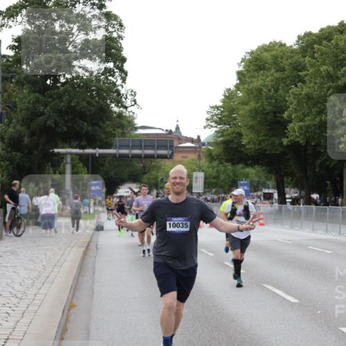 29.06.2025 - hella hamburg halbmarathon Jannik Wohlers http://msf.ph/oto/8143432 29.06.2025 10:08:19 Lombardsbrücke 1427, 3762, 5347, 6100, 9951, 9958, 10035, 10092, 11657, 11967, 12144, 13174, 15584 meine-sportfotos.de