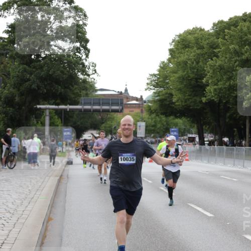 29.06.2025 - hella hamburg halbmarathon Jannik Wohlers http://msf.ph/oto/8143435 29.06.2025 10:08:19 Lombardsbrücke 1427, 3762, 5347, 6100, 9951, 9958, 10035, 10092, 11657, 11967, 12144, 13174, 15584 meine-sportfotos.de