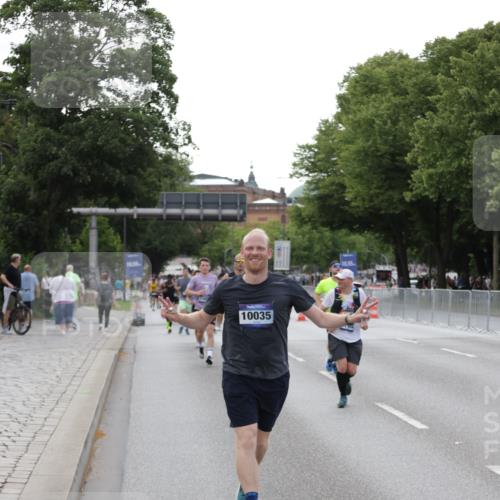 29.06.2025 - hella hamburg halbmarathon Jannik Wohlers http://msf.ph/oto/8143440 29.06.2025 10:08:19 Lombardsbrücke 1427, 3762, 5347, 6100, 9951, 9958, 10035, 10092, 11657, 11967, 12144, 13174, 15584 meine-sportfotos.de