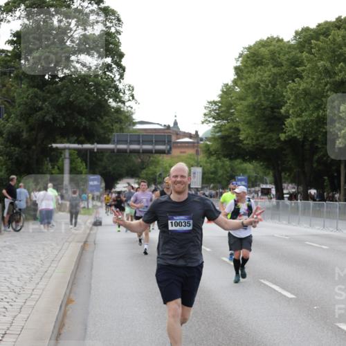 29.06.2025 - hella hamburg halbmarathon Jannik Wohlers http://msf.ph/oto/8143444 29.06.2025 10:08:20 Lombardsbrücke 1427, 3762, 5347, 6100, 9951, 9958, 10035, 10092, 11657, 11967, 12144, 13174, 15584 meine-sportfotos.de