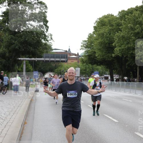 29.06.2025 - hella hamburg halbmarathon Jannik Wohlers http://msf.ph/oto/8143450 29.06.2025 10:08:20 Lombardsbrücke 1427, 3762, 5347, 6100, 9951, 9958, 10035, 10092, 11657, 11967, 12144, 13174, 15584 meine-sportfotos.de