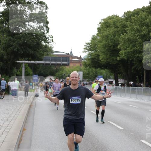 29.06.2025 - hella hamburg halbmarathon Jannik Wohlers http://msf.ph/oto/8143455 29.06.2025 10:08:20 Lombardsbrücke 1427, 3762, 5347, 6100, 9951, 9958, 10035, 10092, 11657, 11967, 12144, 13174, 15584 meine-sportfotos.de