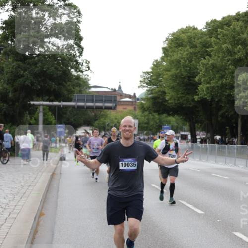 29.06.2025 - hella hamburg halbmarathon Jannik Wohlers http://msf.ph/oto/8143459 29.06.2025 10:08:20 Lombardsbrücke 1427, 3762, 5347, 6100, 9951, 9958, 10035, 10092, 11657, 11967, 12144, 13174, 15584 meine-sportfotos.de