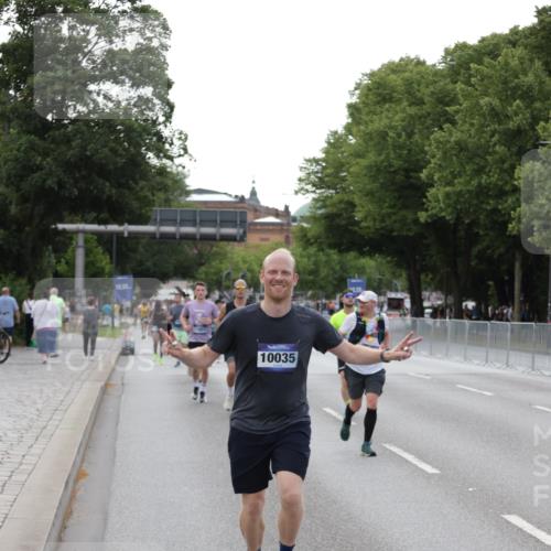29.06.2025 - hella hamburg halbmarathon Jannik Wohlers http://msf.ph/oto/8143463 29.06.2025 10:08:20 Lombardsbrücke 1427, 3762, 5347, 6100, 9951, 9958, 10035, 10092, 11657, 11967, 12144, 13174, 15584 meine-sportfotos.de