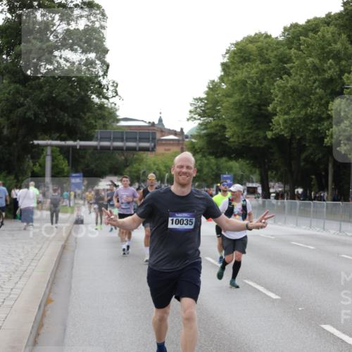 29.06.2025 - hella hamburg halbmarathon Jannik Wohlers http://msf.ph/oto/8143467 29.06.2025 10:08:20 Lombardsbrücke 1427, 3762, 5347, 6100, 9951, 9958, 10035, 10092, 11657, 11967, 12144, 13174, 15584 meine-sportfotos.de