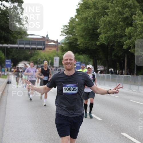 29.06.2025 - hella hamburg halbmarathon Jannik Wohlers http://msf.ph/oto/8143471 29.06.2025 10:08:20 Lombardsbrücke 1427, 3762, 5347, 6100, 9951, 9958, 10035, 10092, 11657, 11967, 12144, 13174, 15584 meine-sportfotos.de