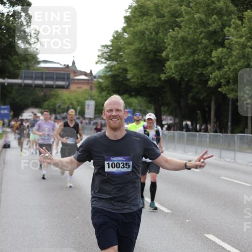 29.06.2025 - hella hamburg halbmarathon Jannik Wohlers http://msf.ph/oto/8143474 29.06.2025 10:08:20 Lombardsbrücke 1427, 3762, 5347, 6100, 9951, 9958, 10035, 10092, 11657, 11967, 12144, 13174, 15584 meine-sportfotos.de