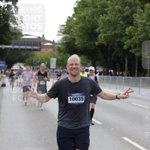 29.06.2025 - hella hamburg halbmarathon Jannik Wohlers http://msf.ph/oto/8143482 29.06.2025 10:08:20 Lombardsbrücke 1427, 3762, 5347, 6100, 9951, 9958, 10035, 10092, 11657, 11967, 12144, 13174, 15584 meine-sportfotos.de