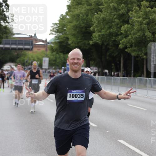 29.06.2025 - hella hamburg halbmarathon Jannik Wohlers http://msf.ph/oto/8143485 29.06.2025 10:08:20 Lombardsbrücke 1427, 3762, 5347, 6100, 9951, 9958, 10035, 10092, 11657, 11967, 12144, 13174, 15584 meine-sportfotos.de