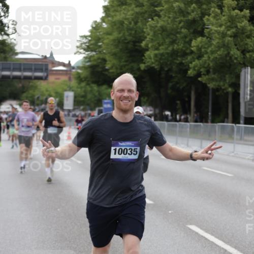 29.06.2025 - hella hamburg halbmarathon Jannik Wohlers http://msf.ph/oto/8143489 29.06.2025 10:08:21 Lombardsbrücke 3762, 5347, 6100, 9951, 9958, 10035, 10092, 11657, 11967, 12144, 13174, 15584 meine-sportfotos.de