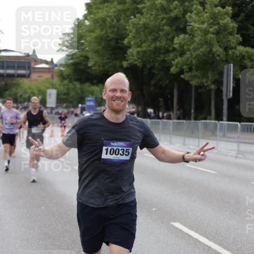 29.06.2025 - hella hamburg halbmarathon Jannik Wohlers http://msf.ph/oto/8143496 29.06.2025 10:08:21 Lombardsbrücke 3762, 5347, 6100, 9951, 9958, 10035, 10092, 11657, 11967, 12144, 13174, 15584 meine-sportfotos.de
