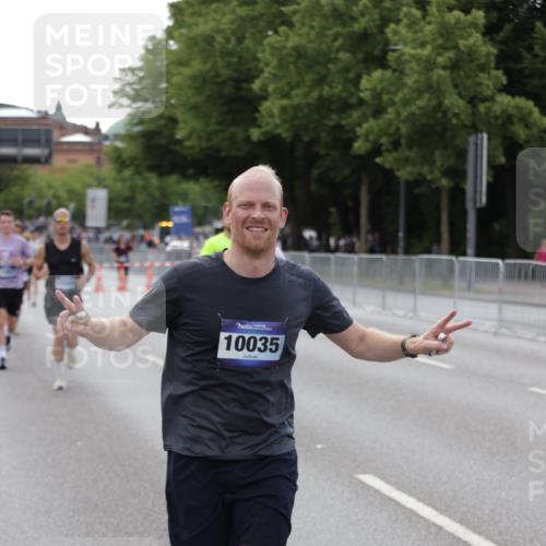 29.06.2025 - hella hamburg halbmarathon Jannik Wohlers http://msf.ph/oto/8143499 29.06.2025 10:08:21 Lombardsbrücke 3762, 5347, 6100, 9951, 9958, 10035, 10092, 11657, 11967, 12144, 13174, 15584 meine-sportfotos.de