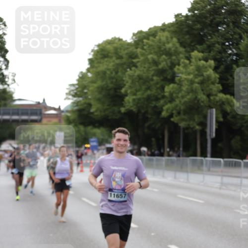 29.06.2025 - hella hamburg halbmarathon Jannik Wohlers http://msf.ph/oto/8143552 29.06.2025 10:08:25 Lombardsbrücke 3762, 5347, 6100, 9951, 9958, 10035, 11657, 11967, 12144, 13174, 13592, 13593, 15584, 15586, 15592, 18266 meine-sportfotos.de