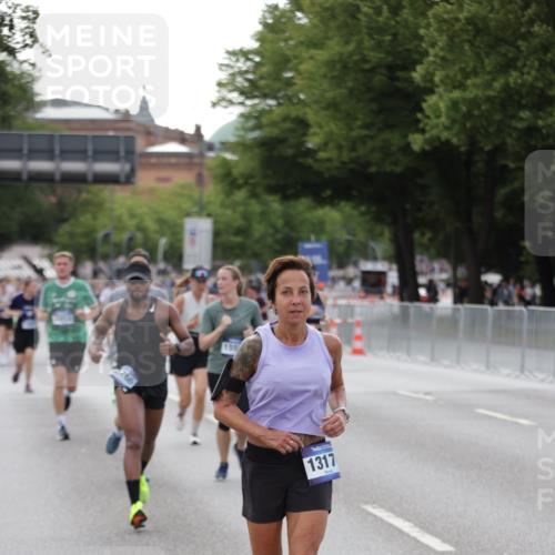 29.06.2025 - hella hamburg halbmarathon Jannik Wohlers http://msf.ph/oto/8143589 29.06.2025 10:08:27 Lombardsbrücke 3762, 5347, 7453, 10035, 11657, 13174, 13592, 13593, 15584, 15586, 15592, 18266 meine-sportfotos.de