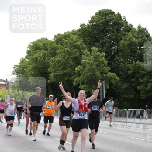 29.06.2025 - hella hamburg halbmarathon Jannik Wohlers http://msf.ph/oto/8143601 29.06.2025 10:45:44 Lombardsbrücke 1004, 1532, 1867, 1868, 2398, 2423, 2773, 2813, 2951, 3410, 4119, 4223, 5697, 5703, 5769, 5770, 5854, 5892, 6333, 6392, 7605, 7894, 7960, 7983, 8047, 9129, 9337, 9426, 9445, 11358, 11361, 11876, 11910, 12298, 12507, 13499, 14230, 14319, 14322, 14403, 14582, 15107, 16005, 16059, 16745, 16793, 17031, 17170, 17184, 18018, 18214, 18280, 18334 meine-sportfotos.de