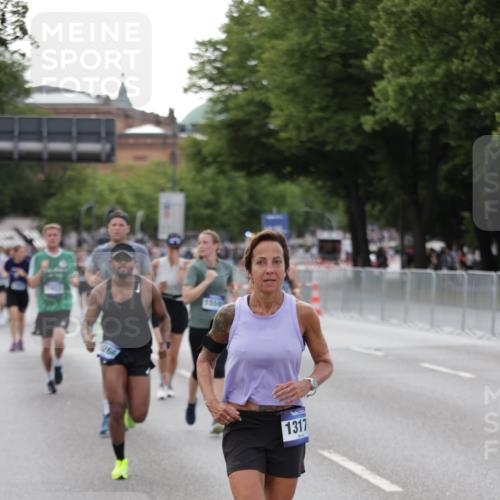 29.06.2025 - hella hamburg halbmarathon Jannik Wohlers http://msf.ph/oto/8143602 29.06.2025 10:08:27 Lombardsbrücke 3762, 5347, 7453, 10035, 11657, 13174, 13592, 13593, 15584, 15586, 15592, 18266 meine-sportfotos.de
