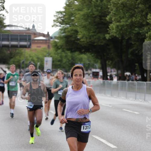 29.06.2025 - hella hamburg halbmarathon Jannik Wohlers http://msf.ph/oto/8143605 29.06.2025 10:08:27 Lombardsbrücke 3762, 5347, 7453, 10035, 11657, 13174, 13592, 13593, 15584, 15586, 15592, 18266 meine-sportfotos.de