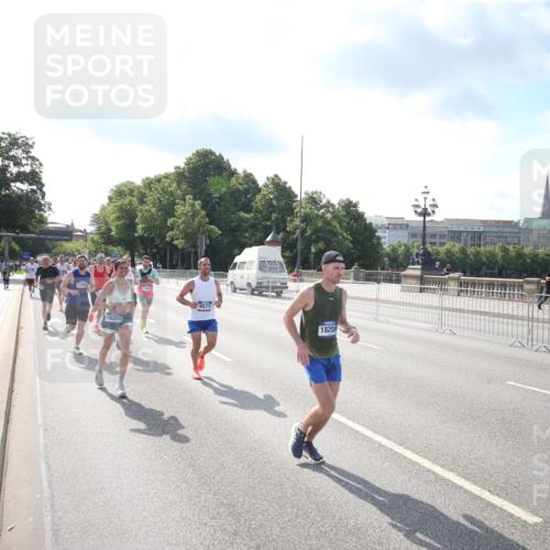 29.06.2025 - hella hamburg halbmarathon Jannik Wohlers http://msf.ph/oto/8143606 29.06.2025 09:48:16 Lombardsbrücke 1290, 1505, 2262, 2399, 3480, 3547, 4359, 4381, 5307, 5554, 5709, 6993, 7152, 7154, 7884, 8121, 8571, 9403, 10190, 10852, 12044, 12051, 12488, 13483, 13940, 13975, 15303, 15382, 15744, 16201, 17005, 17658, 18038, 18237, 18259, 18384, 18802, 19151 meine-sportfotos.de
