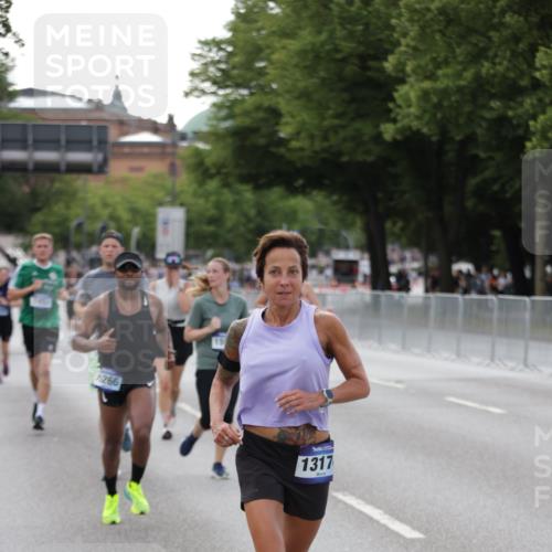 29.06.2025 - hella hamburg halbmarathon Jannik Wohlers http://msf.ph/oto/8143609 29.06.2025 10:08:27 Lombardsbrücke 3762, 5347, 7453, 10035, 11657, 13174, 13592, 13593, 15584, 15586, 15592, 18266 meine-sportfotos.de