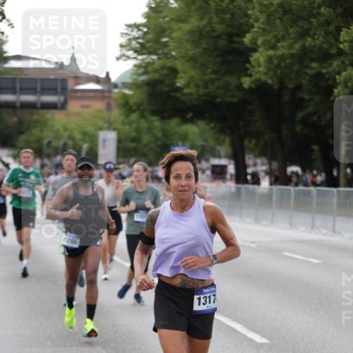 29.06.2025 - hella hamburg halbmarathon Jannik Wohlers http://msf.ph/oto/8143613 29.06.2025 10:08:28 Lombardsbrücke 3762, 5347, 7453, 10035, 11657, 13174, 13592, 13593, 15584, 15586, 15592, 18266, 18505 meine-sportfotos.de