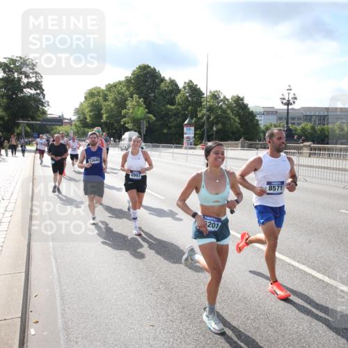 29.06.2025 - hella hamburg halbmarathon Jannik Wohlers http://msf.ph/oto/8143614 29.06.2025 09:48:17 Lombardsbrücke 1290, 2262, 2399, 3480, 3547, 4359, 4381, 5307, 5554, 5709, 6993, 7152, 7154, 8121, 8571, 9403, 10190, 10852, 12044, 12051, 13483, 13940, 15303, 15382, 15744, 16201, 17005, 17658, 18038, 18237, 18259, 18384, 18802, 19151 meine-sportfotos.de
