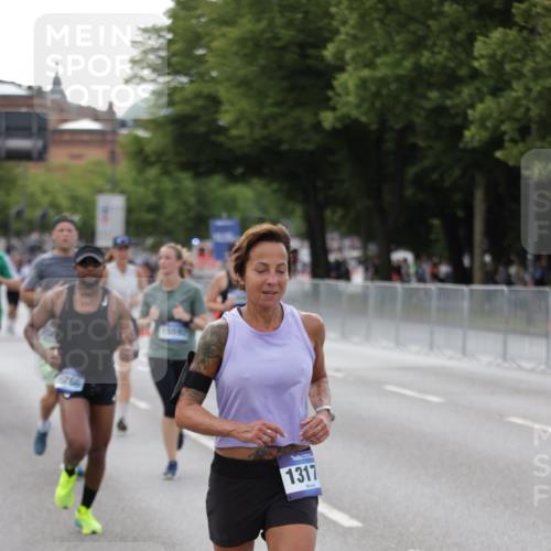 29.06.2025 - hella hamburg halbmarathon Jannik Wohlers http://msf.ph/oto/8143629 29.06.2025 10:08:28 Lombardsbrücke 3762, 5347, 7453, 10035, 11657, 13174, 13592, 13593, 15584, 15586, 15592, 18266, 18505 meine-sportfotos.de