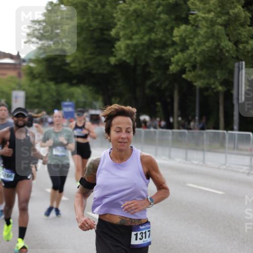 29.06.2025 - hella hamburg halbmarathon Jannik Wohlers http://msf.ph/oto/8143639 29.06.2025 10:08:28 Lombardsbrücke 3762, 5347, 7453, 10035, 11657, 13174, 13592, 13593, 15584, 15586, 15592, 18266, 18505 meine-sportfotos.de