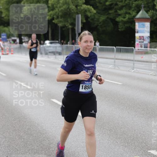 29.06.2025 - hella hamburg halbmarathon Jannik Wohlers http://msf.ph/oto/8143774 29.06.2025 10:08:39 Lombardsbrücke 1147, 1188, 1838, 5347, 7453, 9718, 10819, 11067, 11496, 11657, 13592, 13593, 14736, 15584, 15586, 15592, 17347, 18266, 18505 meine-sportfotos.de
