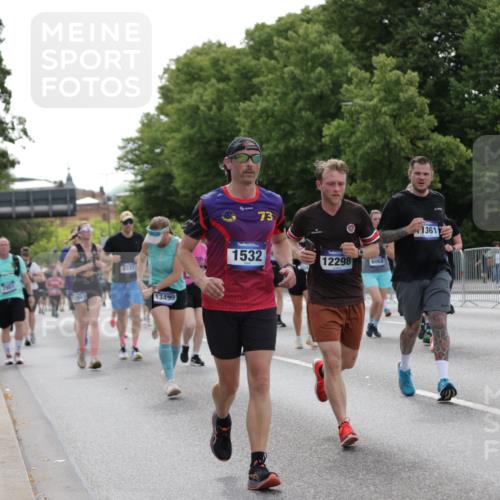 29.06.2025 - hella hamburg halbmarathon Jannik Wohlers http://msf.ph/oto/8143783 29.06.2025 10:45:51 Lombardsbrücke 1429, 1465, 1532, 2423, 2500, 2773, 2813, 2951, 3410, 4119, 5697, 5703, 5854, 6068, 6392, 7364, 7368, 7374, 7894, 7960, 7983, 8047, 8700, 9129, 9337, 9445, 10153, 11358, 11361, 11876, 11910, 12298, 12333, 12507, 12522, 13122, 13213, 13499, 15107, 16717, 16745, 16793, 16912, 17170, 17704, 17936, 18018, 18214, 18334 meine-sportfotos.de