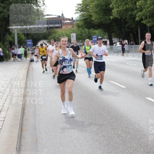 29.06.2025 - hella hamburg halbmarathon Jannik Wohlers http://msf.ph/oto/8143788 29.06.2025 10:08:40 Lombardsbrücke 1147, 1188, 1838, 7453, 9718, 10819, 11067, 11496, 13592, 13593, 14736, 15586, 15592, 17347, 18266, 18505 meine-sportfotos.de