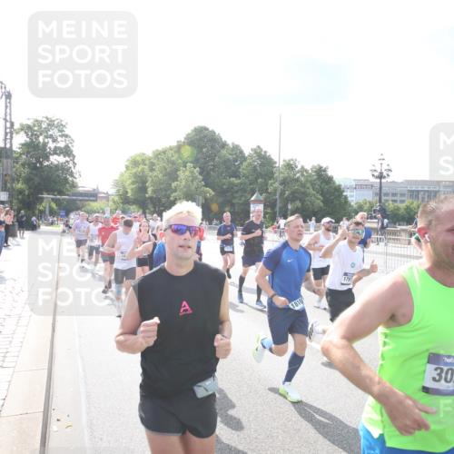 29.06.2025 - hella hamburg halbmarathon Jannik Wohlers http://msf.ph/oto/8143794 29.06.2025 09:52:35 Lombardsbrücke 1012, 1070, 1163, 1176, 1391, 1735, 1782, 2048, 2213, 2233, 2590, 2788, 2970, 3021, 3098, 3304, 3907, 3917, 3928, 4080, 4277, 4691, 4933, 4981, 5476, 5682, 6081, 6152, 6712, 6716, 7005, 7093, 7147, 7325, 7599, 8145, 8467, 8694, 8704, 8722, 8819, 9081, 9213, 9232, 9374, 9538, 9540, 10000, 10208, 10211, 10216, 10251, 10313, 10750, 11153, 11291, 11346, 11469, 11778, 12154, 12534, 12685, 12783, 12966, 13709, 13782, 14661, 14690, 14849, 15126, 15133, 16414 meine-sportfotos.de