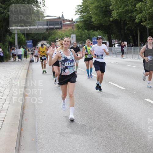 29.06.2025 - hella hamburg halbmarathon Jannik Wohlers http://msf.ph/oto/8143795 29.06.2025 10:08:40 Lombardsbrücke 1147, 1188, 1838, 7453, 9718, 10819, 11067, 11496, 13592, 13593, 14736, 15586, 15592, 17347, 18266, 18505 meine-sportfotos.de