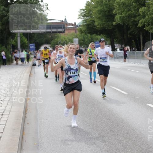 29.06.2025 - hella hamburg halbmarathon Jannik Wohlers http://msf.ph/oto/8143800 29.06.2025 10:08:40 Lombardsbrücke 1147, 1188, 1838, 7453, 9718, 10819, 11067, 11496, 13592, 13593, 14736, 15586, 15592, 17347, 18266, 18505 meine-sportfotos.de