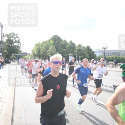 29.06.2025 - hella hamburg halbmarathon Jannik Wohlers http://msf.ph/oto/8143801 29.06.2025 09:52:35 Lombardsbrücke 1012, 1070, 1163, 1176, 1391, 1735, 1782, 2048, 2213, 2233, 2590, 2788, 2970, 3021, 3098, 3304, 3907, 3917, 3928, 4080, 4277, 4691, 4933, 4981, 5476, 5682, 6081, 6152, 6712, 6716, 7005, 7093, 7147, 7325, 7599, 8145, 8467, 8694, 8704, 8722, 8819, 9081, 9213, 9232, 9374, 9538, 9540, 10000, 10208, 10211, 10216, 10251, 10313, 10750, 11153, 11291, 11346, 11469, 11778, 12154, 12534, 12685, 12783, 12966, 13709, 13782, 14661, 14690, 14849, 15126, 15133, 16414 meine-sportfotos.de