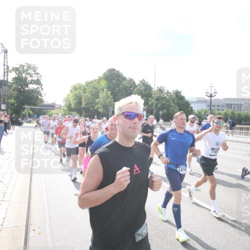 29.06.2025 - hella hamburg halbmarathon Jannik Wohlers http://msf.ph/oto/8143808 29.06.2025 09:52:35 Lombardsbrücke 1012, 1070, 1163, 1176, 1391, 1735, 1782, 2048, 2213, 2233, 2590, 2788, 2970, 3021, 3098, 3304, 3907, 3917, 3928, 4080, 4277, 4691, 4933, 4981, 5476, 5682, 6081, 6152, 6712, 6716, 7005, 7093, 7147, 7325, 7599, 8145, 8467, 8694, 8704, 8722, 8819, 9081, 9213, 9232, 9374, 9538, 9540, 10000, 10208, 10211, 10216, 10251, 10313, 10750, 11153, 11291, 11346, 11469, 11778, 12154, 12534, 12685, 12783, 12966, 13709, 13782, 14661, 14690, 14849, 15126, 15133, 16414 meine-sportfotos.de
